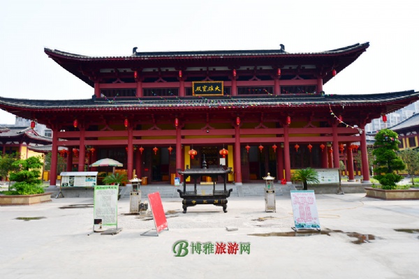 容州开元寺是在旧址按原布局进行修复建设，依绣江河畔而建，建设大雄宝殿、万佛楼等多个传统规制的殿堂楼阁。