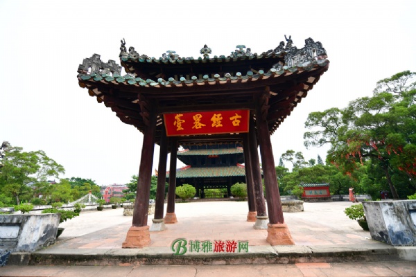 经略台真武阁始建于唐大历三年（768年），根据文献记载，当时著名的<a href=/wiki/Shi/ target=_blank class=infotextkey>诗</a>人<a href=/renwu/YuanJie/ target=_blank class=infotextkey>元结</a>任容管经略使时，为了操练军士和欣赏风景，修筑了经略台。台长约50米，宽约15米，高4米左右，中间夯土，四周用砖石砌筑，坚实稳固。明洪武十年（1377年），“建<a href=/wiki/XuanWu/ target=_blank class=infotextkey>玄武</a>宫于其上”，奉祀<a href=/renwu/ZhenWuDaDi/ target=_blank class=infotextkey>真武大帝</a>以镇火神。明万历元年（1573年）又大兴土木加以扩建，建成一座坐<a href=/wiki/BeiChao/ target=_blank class=infotextkey>北朝</a>南的三层楼阁，0周围还有廊舍、垣墙、钟磐、鼎炉等附属建筑和设施，经过数百年的风雨、几度兴废，仅真武阁仍巍然屹立，保存至今。